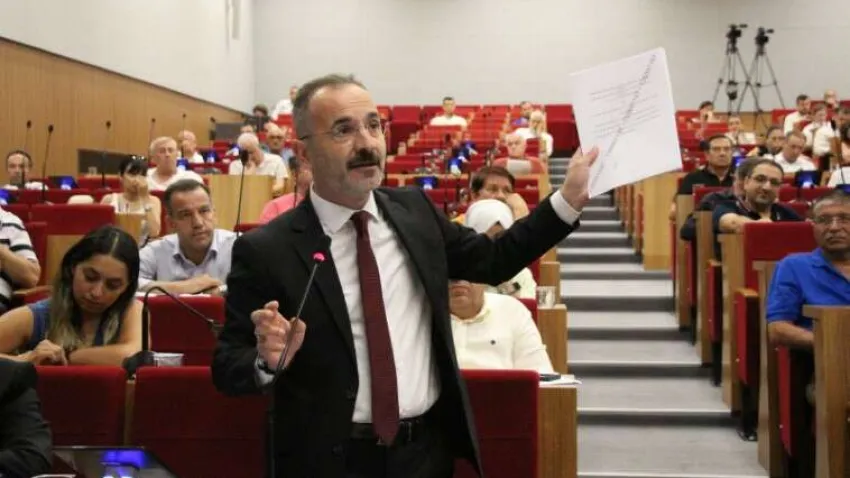 İzmir Büyükşehir Belediyesi Temmuz ayı Olağan Meclis Toplantısı üçüncü birleşimi Meclis Birinci Başkan Vekili Mustafa Özuslu idaresinde gerçekleştirildi.