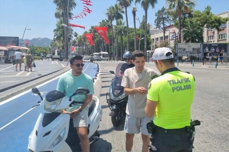 Marmaris polisinden vatandaşa şapka hediyesi