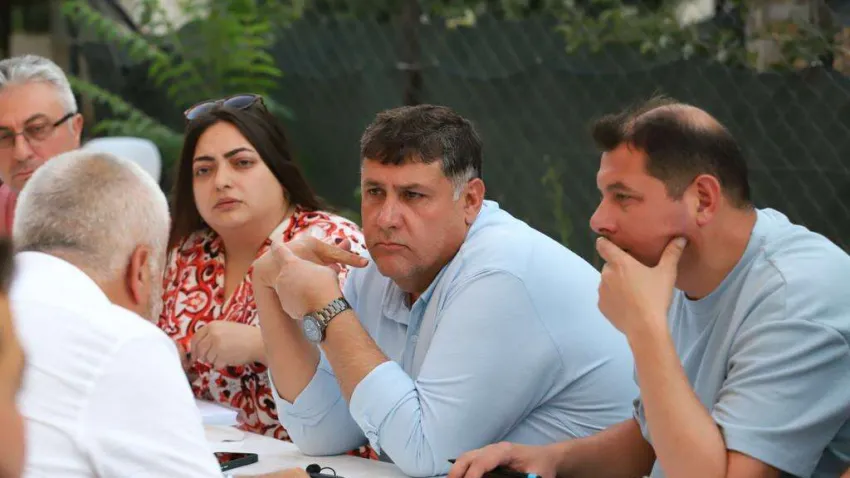 Başkan V. Özkan Sahaya İndi