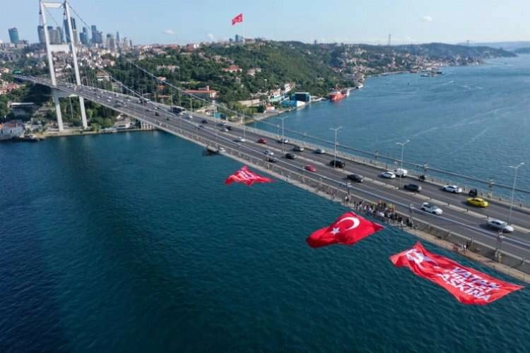 İstanbul Boğazı'nda Türk bayrağı dalgalandı haberinin görseli