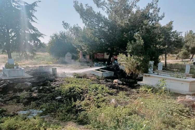 Afyonkarahisar'da mezarlıkta yangın çıktı haberinin görseli