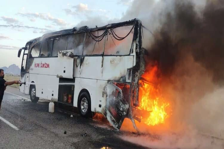 Ağrı'da yolcu otobüsü alev aldı haberinin görseli