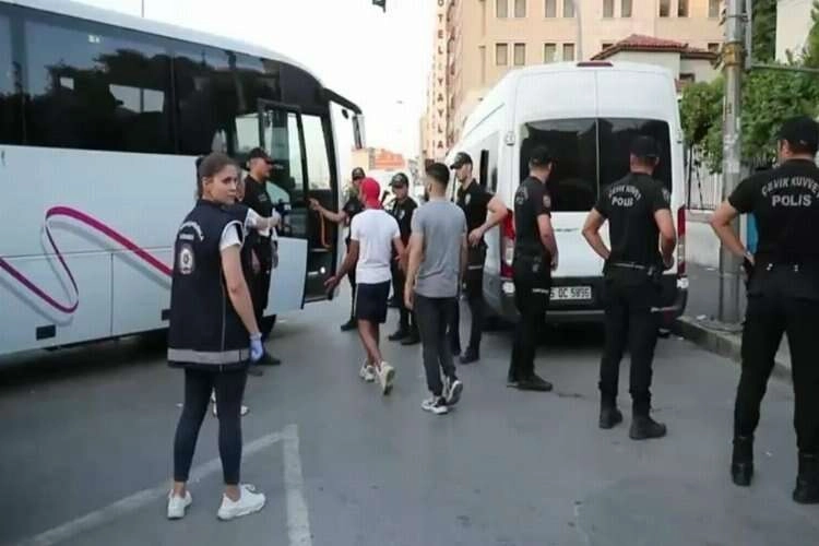 İzmir’de düzensiz göçmen operasyonu haberinin görseli