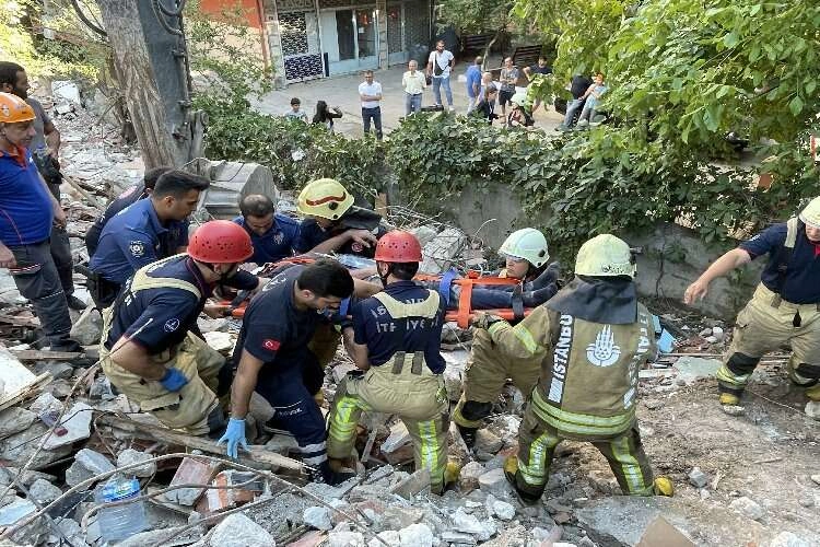 İstanbul'da kontrollü yıkımı yapılan bina çöktü haberinin görseli