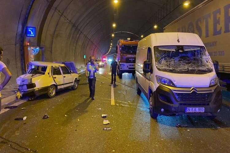 Otoyolda arızalanan otomobile tır çarptı: 6 yaralı haberinin görseli