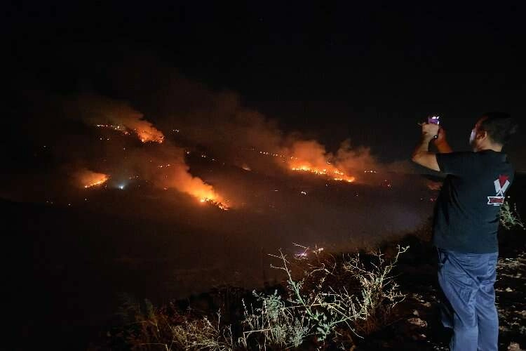 Hatay’da orman yangını büyüyor: Araçlar ve konutlara sıçradı haberinin görseli