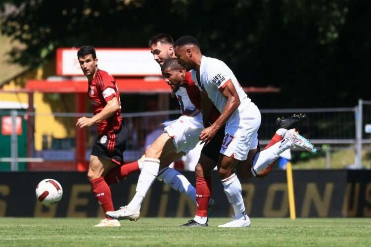 Beşiktaş-Augsburg maçında fişekler patladı! Maç yarıda kaldı haberinin görseli