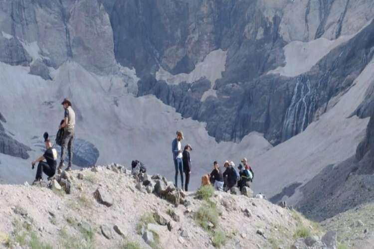 Cilo buzullarında iki kişi kayıp: Arama çalışmaları durdu haberinin görseli