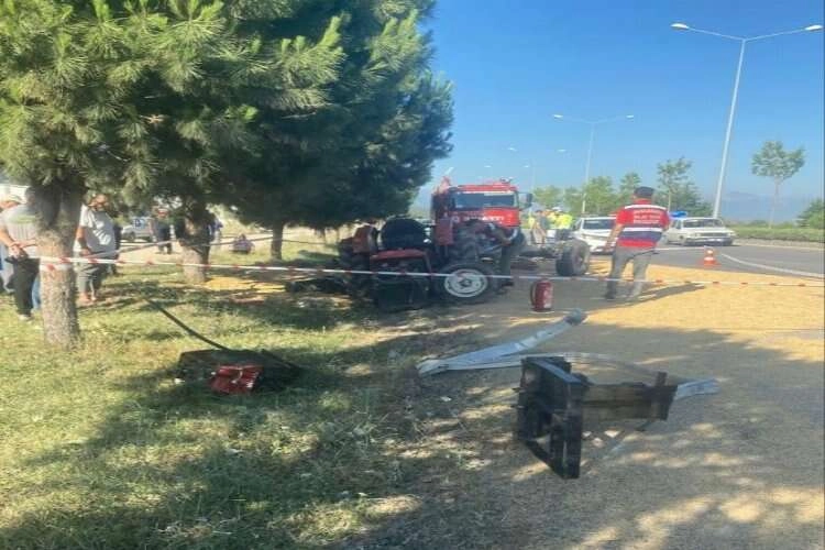 Denizli'de feci kaza: Traktör tırla çarpıştı haberinin görseli