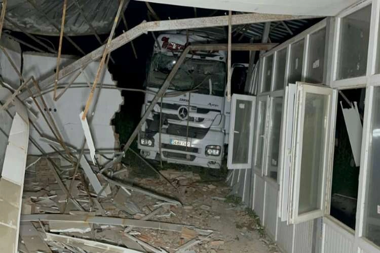 Afyonkarahisar'da bir tır prefabrik yapıya daldı haberinin görseli