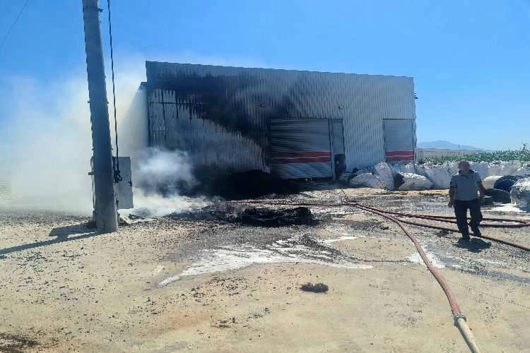 İzmir'de geri dönüşüm deposunda yangın haberinin görseli