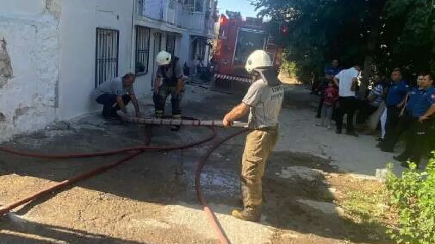 İzmir’in Menemen ilçesinde, makilik alanda çıkan yangın bir eve sıçradı. Alevler itfaiye ekiplerince kontrol altına alınarak söndürülürken, evde maddi hasar meydana geldi.