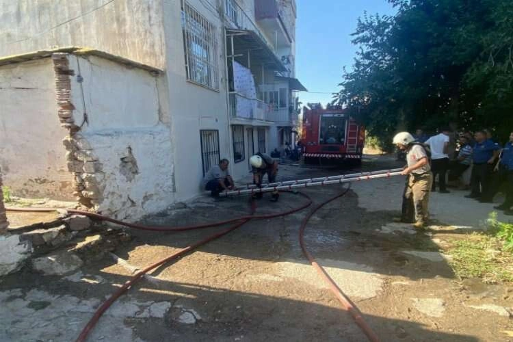 İzmir'de makilik alanda çıkan yangın eve sıçradı haberinin görseli