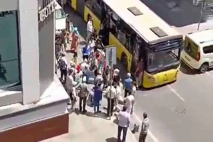 Otobüs arızalandı, vatandaşlar sıcakta mağdur oldu haberinin görseli