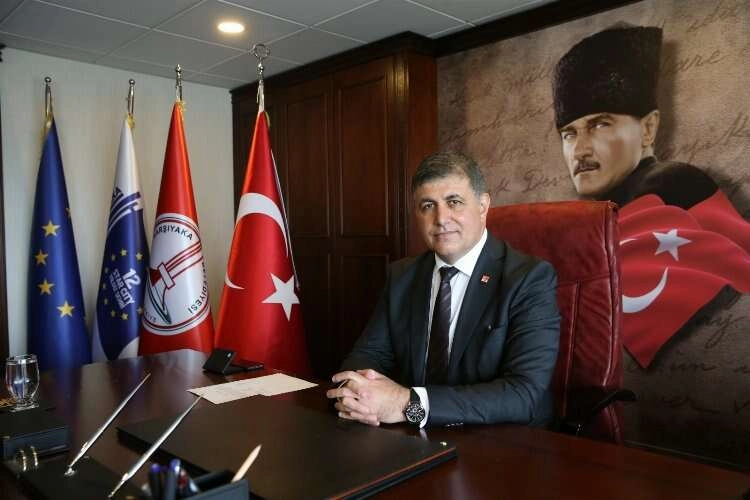 Başkan Tugay'dan akaryakıt zammına ilişkin açıklama haberinin görseli