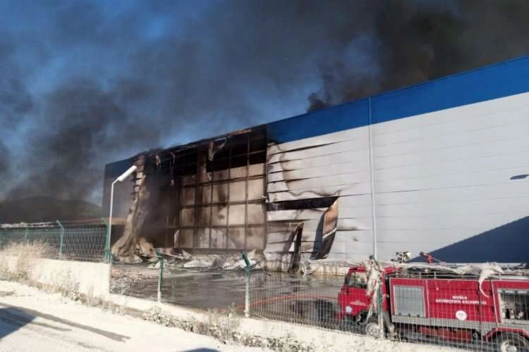 Muğla-Aydın karayolunda depoda yangın haberinin görseli