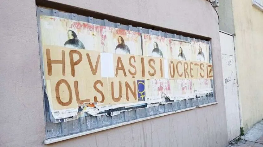 Boyun Eğmeyen İlaç Emekçileri’nden eczacı Cem Kılınç’ın başlattığı, ardından büyük bir ‘halk hareketi’ne dönüşen ‘HPV aşısı ücretsiz olsun’ mücadelesi 18 ayın sonunda kazanımla sonuçlanmıştı. Sağlık Bakanı Fahrettin Koca, geçtiğimiz yıl kasım ayında meclis kürsüsünden HPV aşısının ulusal aşı takvimine alınması için çalışmaların başlayacağını duyurmuştu. Fakat aradan tam 8 ay geçmesine rağmen hayati öneme sahip olan aşının ücretsiz uygulanmasına dair hiçbir çalışma yapılmadı. Kendi imkanlarıyla aşıyı yaptıran kadınların ücret iadesi için Sosyal Güvenlik Kurumu’na (SGK) açtıkları davaların kazanımla sonuçlanmaya devam ettiğini belirten Önce Çocuklar ve Kadınlar Derneği’nden Avukat Hediye Gökçe Baykal, “Bizim mücadelemiz ücretsiz olması yönünde iken, aşıya zam yapıldığını öğreniyoruz. Öte yandan dava harç ve masraflarına yapılan zamlarla da adalete erişim ciddi şekilde zedelenmiş durumda. Ülkemizdeki ekonomik kriz sebebiyle aşının fiyatının her geçen gün artması ve kişilerce karşılanabilmesi daha da zorlaşmakta. Bu sebeple ücretsiz olarak devlet tarafından karşılanmasına ilişkin düzenleme bir an önce yapılmalıdır. Dünyanın birçok gelişmiş ülkesinde 9 yaşından itibaren kız ve erkek çocuklarına, okul aşılaması içerisinde ücretsiz olarak HPV aşısı yapıldığını görüyoruz. Bizim mücadelemiz de ülkemizde aşı ücretsiz olana dek devam edecek” vurgusu yaptı.