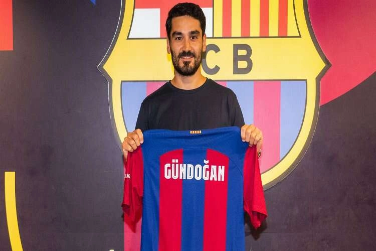 İlkay Gündoğan, Barcelona’ya resmi imzayı attı haberinin görseli