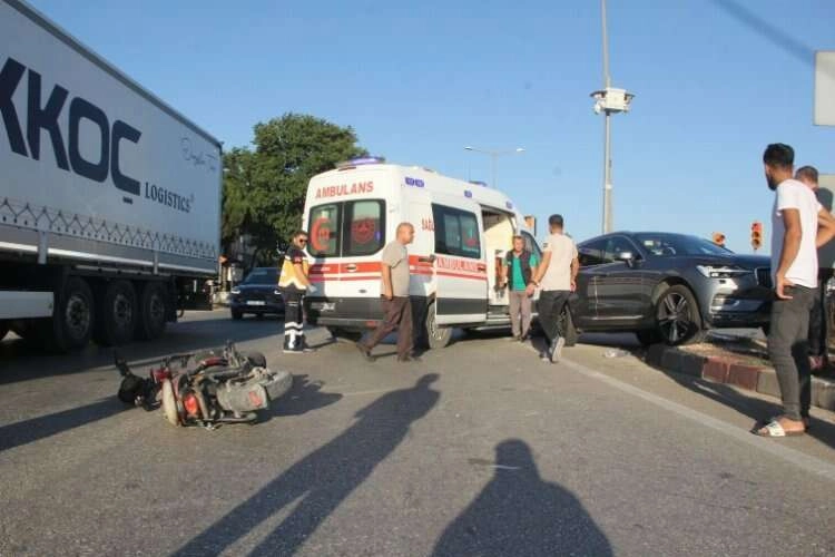 Manisa'da kaza! Lüks otomobille elektrikli bisiklet çarpıştı haberinin görseli