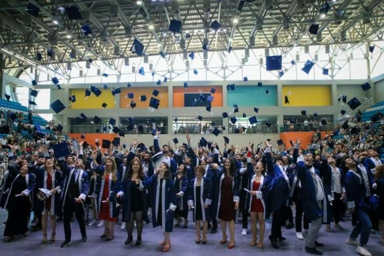 İletişim Fakültesi mezunları diplomalarını aldı