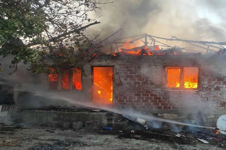 Manisa'nın Selendi ilçesinde yangın çıktı haberinin görseli