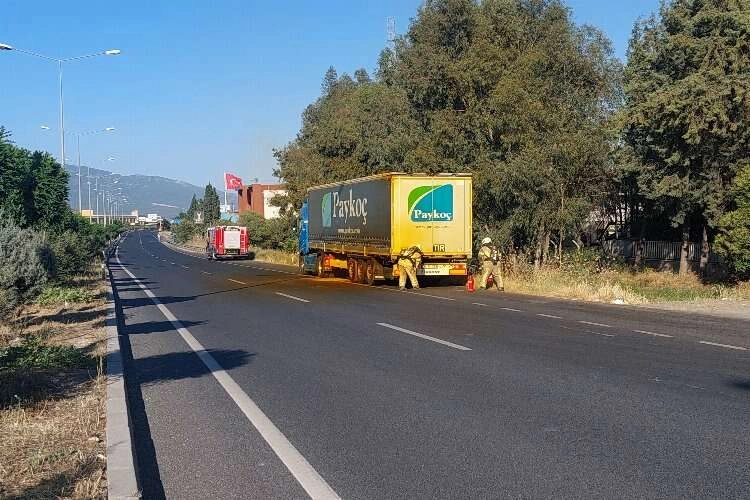 İzmir'de tır dorsesinden asit aktı haberinin görseli