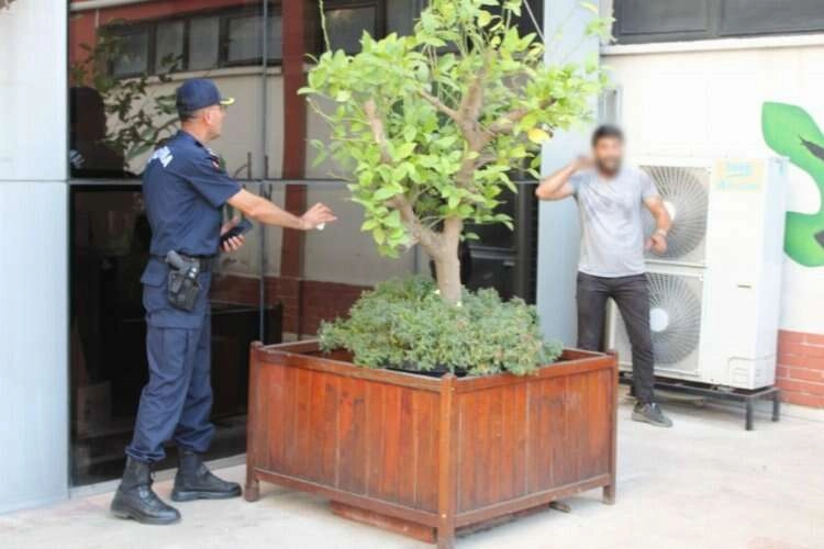Bıçağı boynuna dayadı, kimseye güvenmedi haberinin görseli