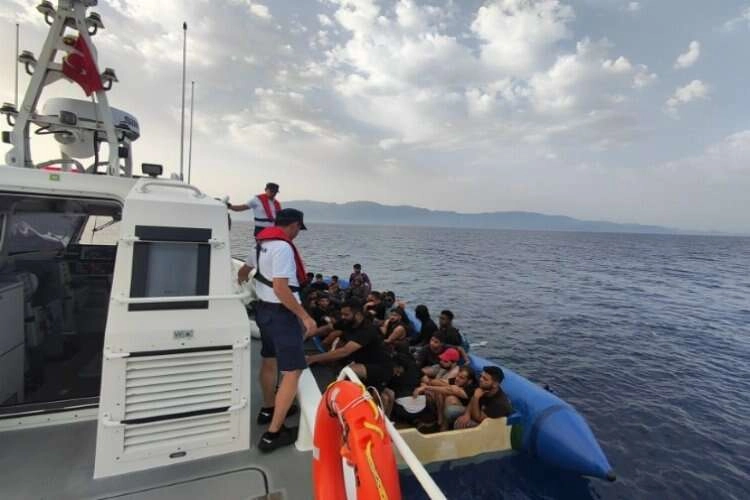Göçmenlerin yardımına Sahil Güvenlik koştu haberinin görseli