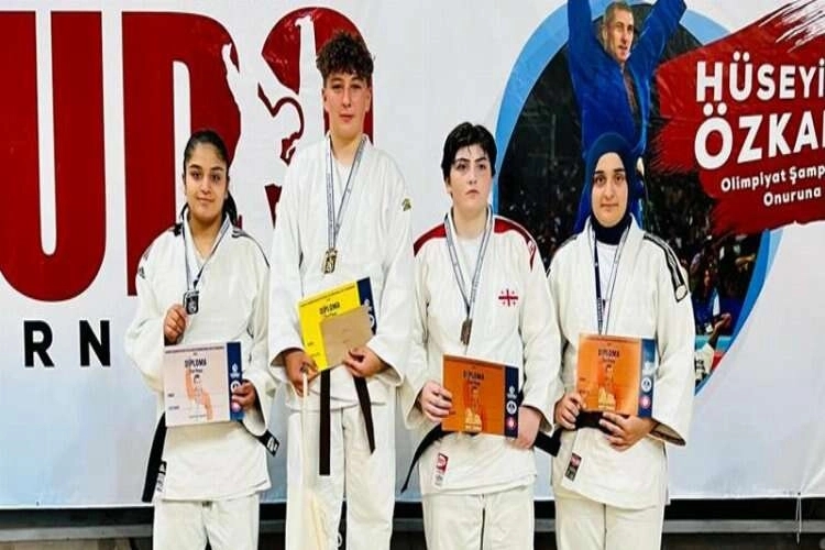 İzmirli minik judoculardan iki madalya haberinin görseli