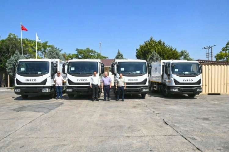 Karabağlar Belediyesi'nden 4 yeni çöp aracı haberinin görseli