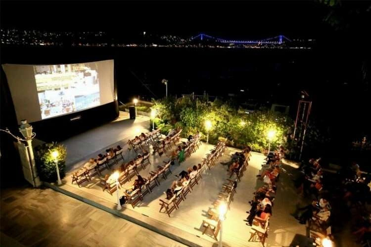 Menderesliler yazlık sinemada buluşuyor haberinin görseli