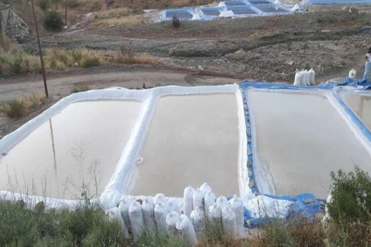 Dağdan akan tuzlu su ailelerin geçim kaynağı oldu haberinin görseli