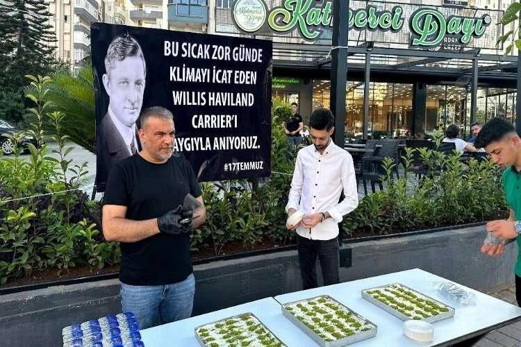 Adana'da klimanın icadı anısına tatlı dağıtıldı