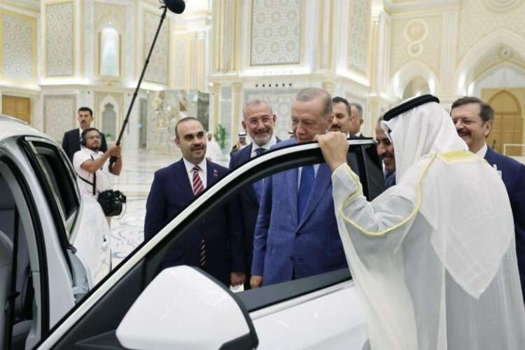 Cumhurbaşkanı Erdoğan'dan TOGG hediyesi haberinin görseli