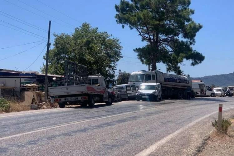Direksiyon hakimiyetini kaybetti, 8 araca çarptı haberinin görseli