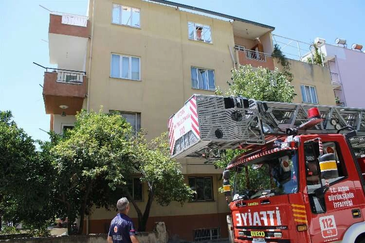Tadilat halindeki çatıda tehlike: malzemeler alev aldı haberinin görseli