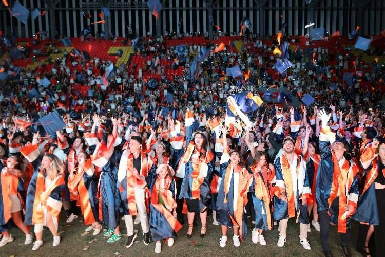 İzmir Ekonomi Üniversitesi'nde mezuniyet heyecanı haberinin görseli