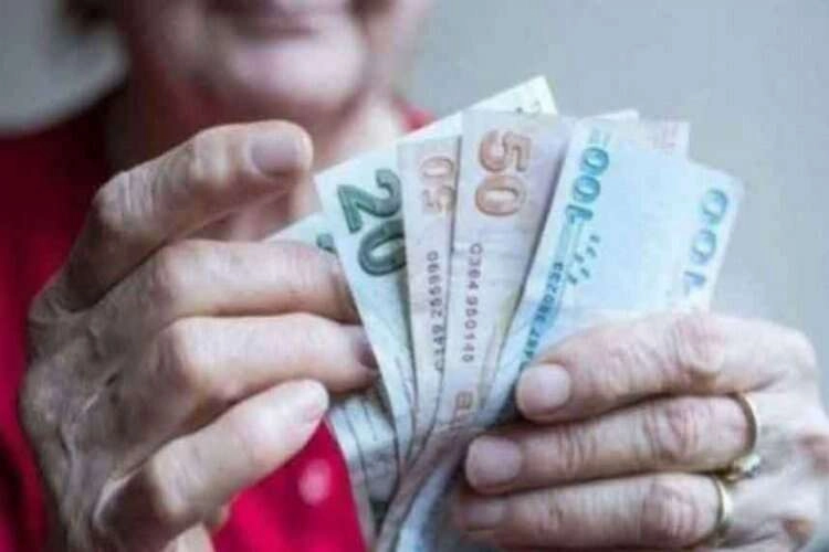 Emekliler, ekmeğini küçültenlere karşı haberinin görseli