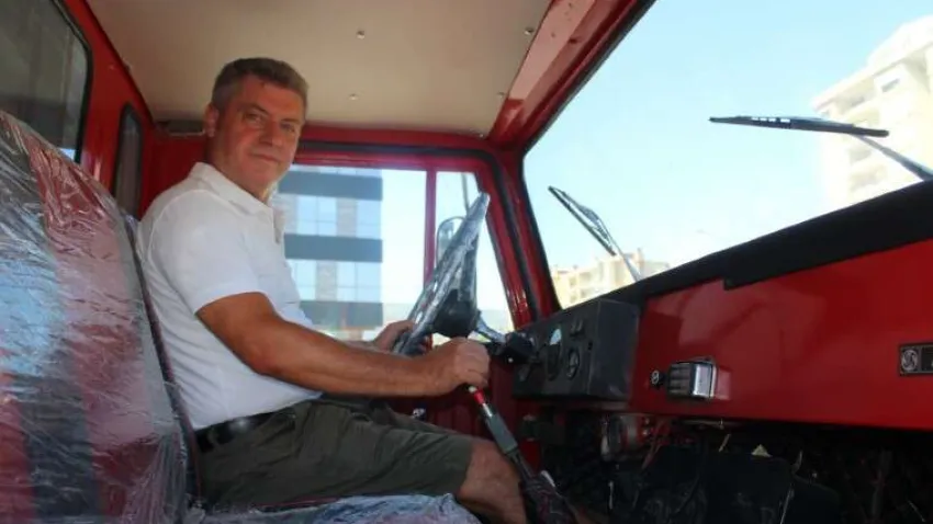 Eski araçlara olan merakı çocukluğundan bu yana devam eden 56 yaşındaki Süleyman Kayser, nostaljik araçları bin bir emekle yepyeni bir görüntüye kavuşturuyor. 