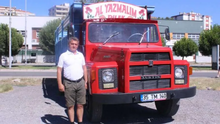 İzmir’de sürücü kursu eğitmenliği yapan nostaljik araç tutkunu Süleyman Kayser, Selvi Boylum Al Yazmalım filminin sembolü haline gelen BMC 140 serisi aracı tıpkı filmdeki görünümüne kavuşturdu. Görenlerin ilgisini çeken Al Yazmalım kamyonuyla tur atan Kayser, “Sevgi, emektir. Ben de çok sevdiğim kamyonumu emek vererek bu hale getirdim” dedi.