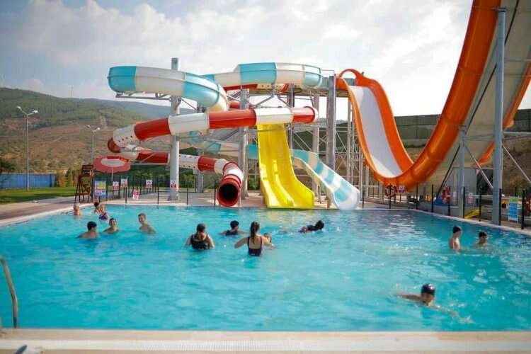 Kınıklı öğrenciler hem eğitim alıyor hem havuzda serinliyor haberinin görseli