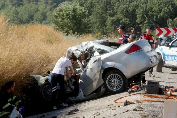 Muğla'da feci kaza: Tır ile otombil kafa kafaya çarpıştı