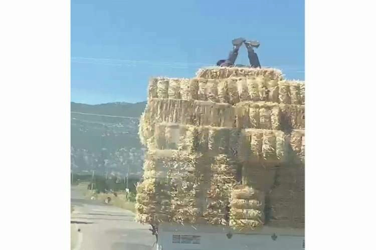 Trafikte tehlikeli yolculuk: Yürekleri ağıza getirdi! haberinin görseli