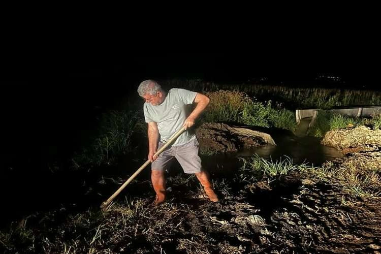 Vekillik vazifesini tamamladı, yeniden tarlaya indi haberinin görseli
