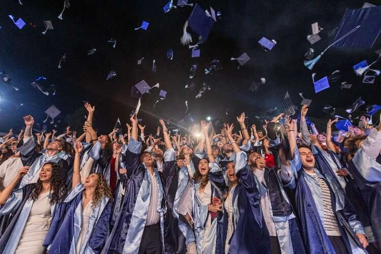 Yaşar Üniversitesi'nde mezuniyet heyecanı haberinin görseli