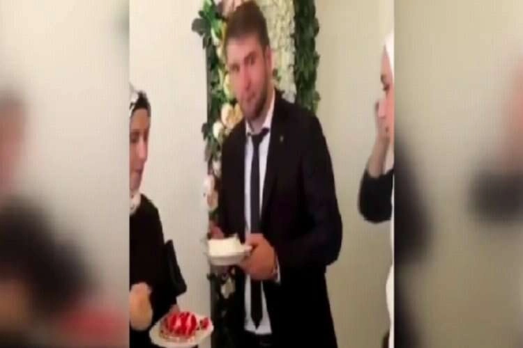 Düğün pastasını annesine yediren damat olay oldu haberinin görseli