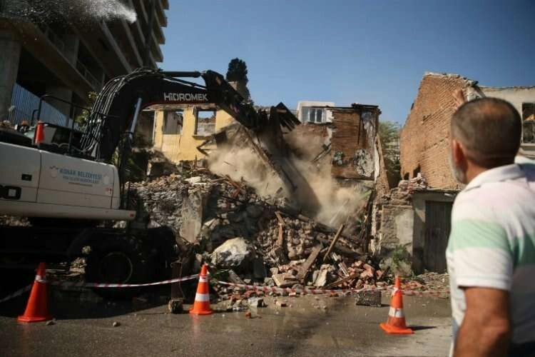 Konak'ta metruk binalar yıkılıyor haberinin görseli