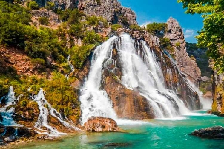 Eşsiz bir doğa harikası: Uçansu Şelalesi haberinin görseli