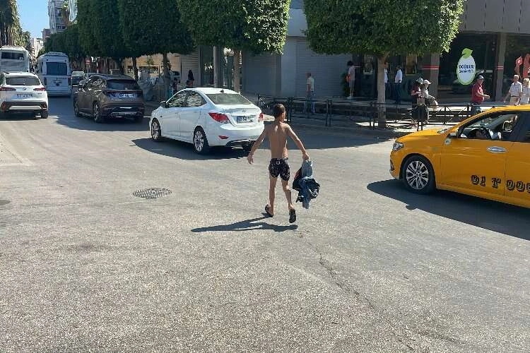 Adana'da güldüren anons: Güneşe ateş etmeyin! haberinin görseli