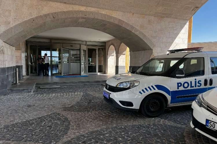 Önce eşini sonra kızını öldürdü haberinin görseli